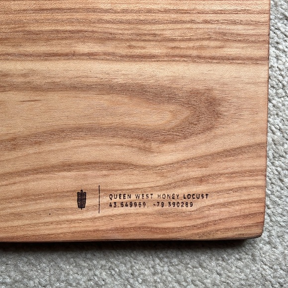 NWOT Reclaimed Honey Locust Wood Rustic Charcuterie or Cutting Board - Picture 3 of 14